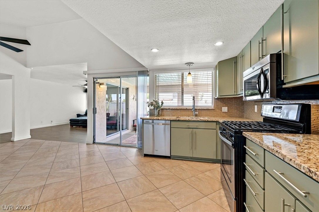 3956 Clear View Drive — photo 2