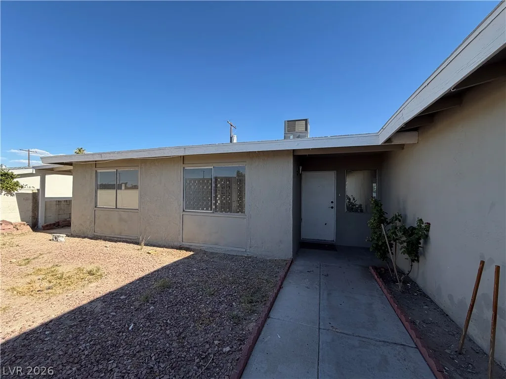 5213 Longridge Avenue — photo 3 of 19