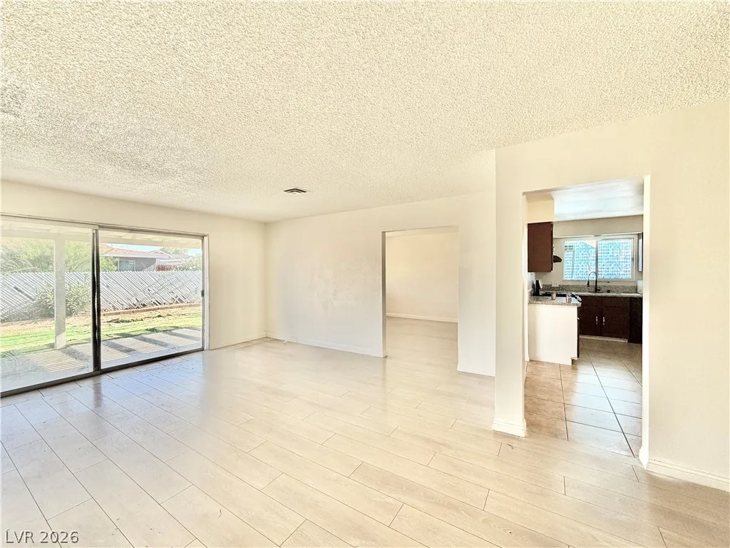 5213 Longridge Avenue — photo 4 of 19