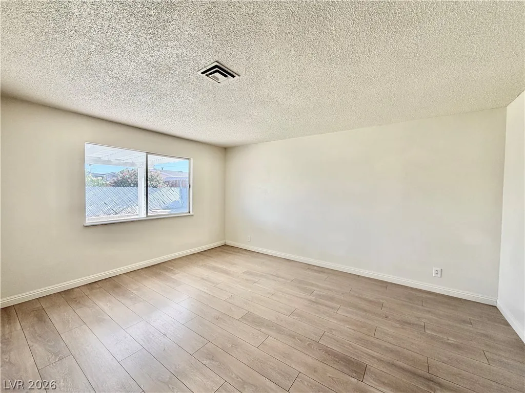 5213 Longridge Avenue — photo 5 of 19