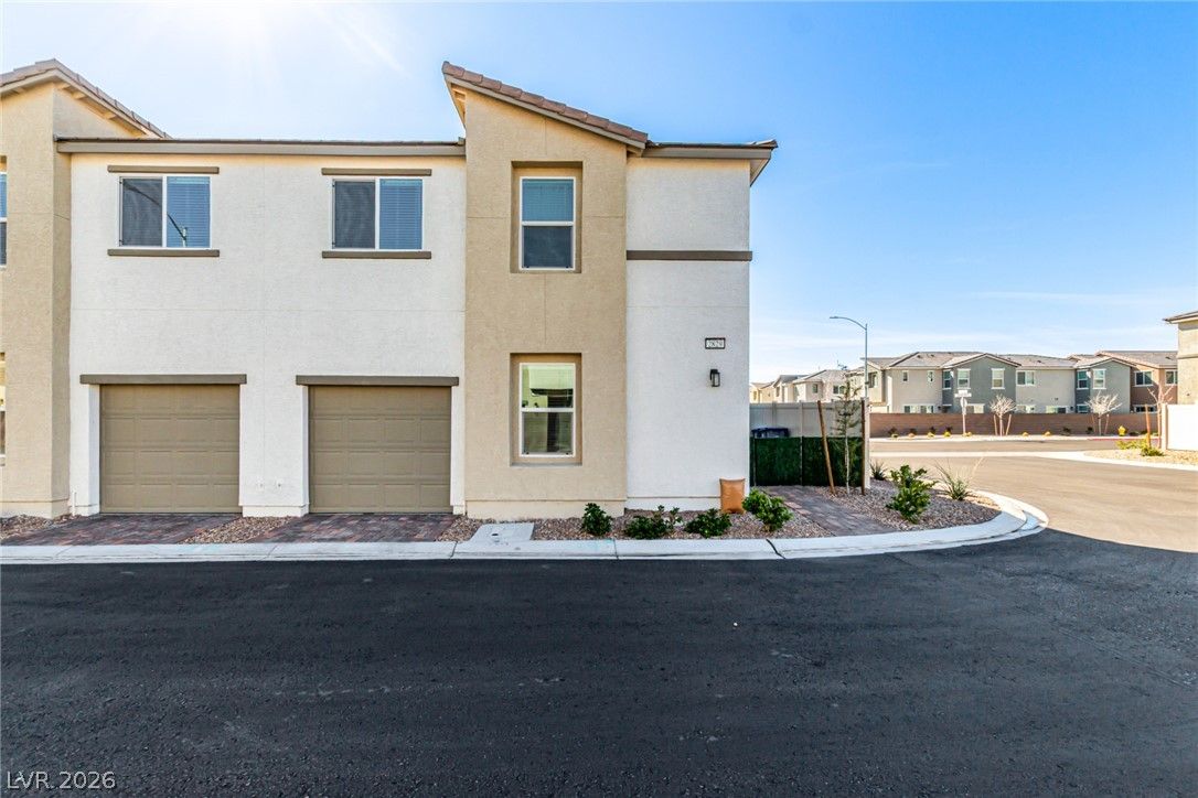 2829 Champagne Gold Avenue — photo 2