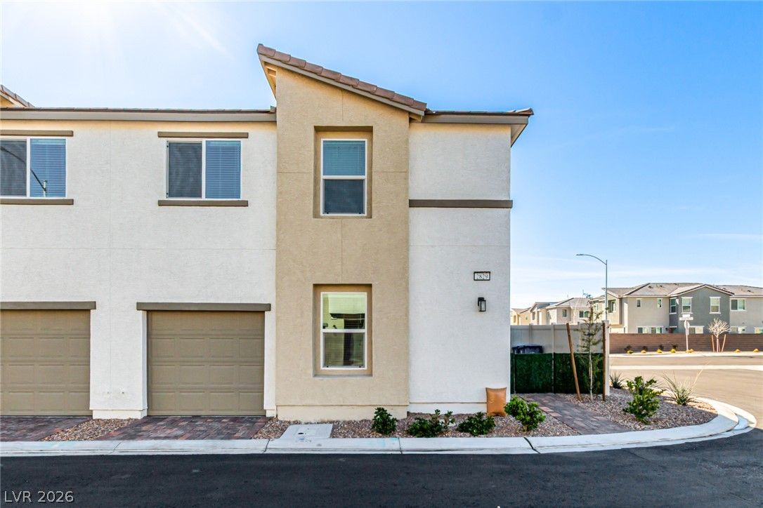 2829 Champagne Gold Avenue — photo 3