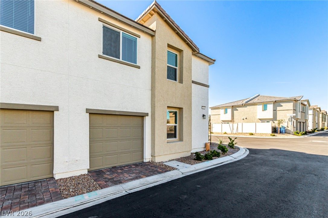 2829 Champagne Gold Avenue — photo 4