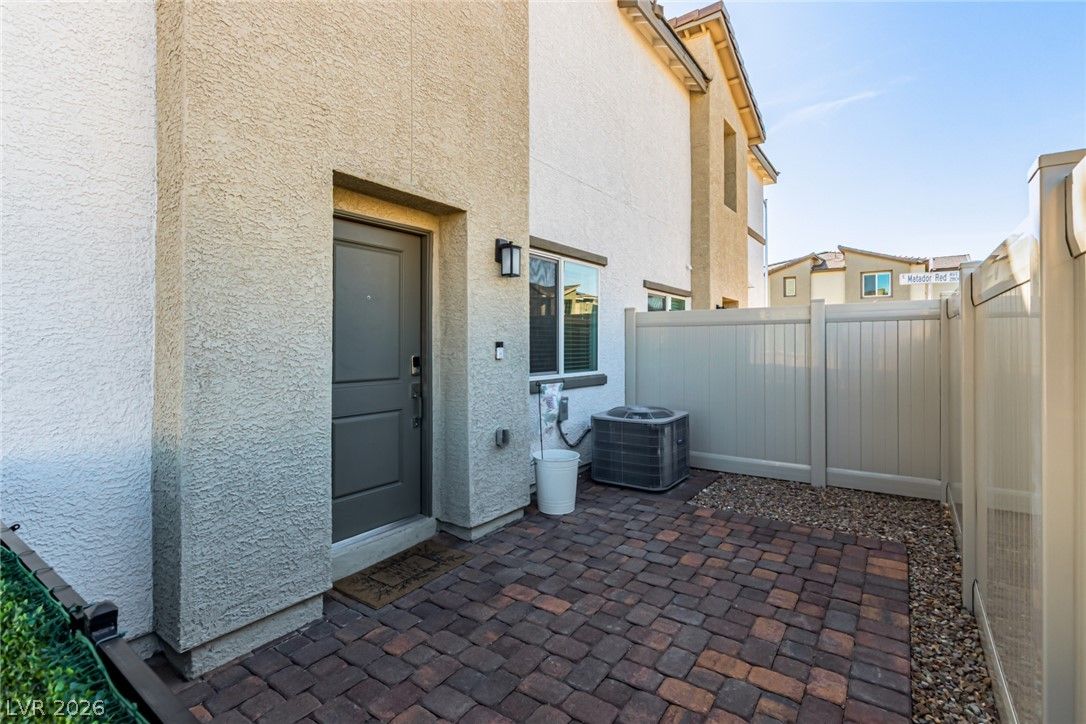 2829 Champagne Gold Avenue — photo 5
