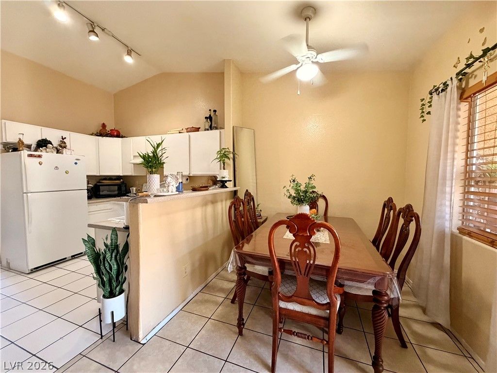 3881 Soda Springs Drive — photo 2 of 9