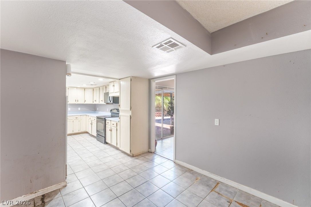 4268 Hampshire Circle — photo 5 of 28