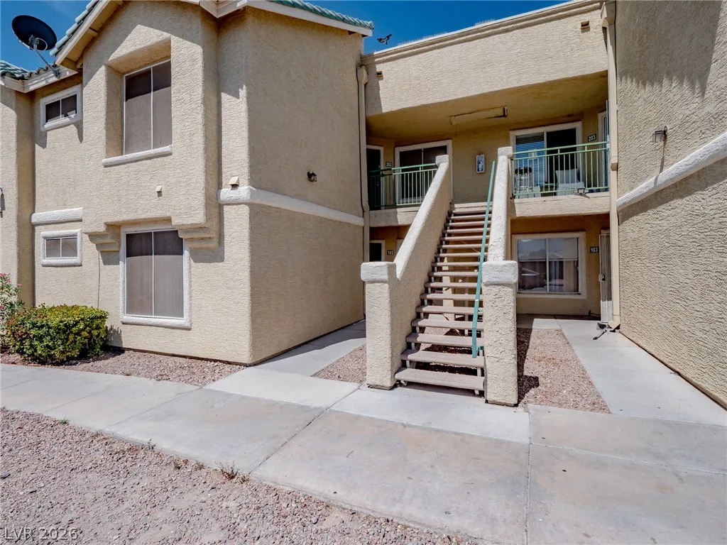 1401 Linnbaker Lane 202 — photo 1
