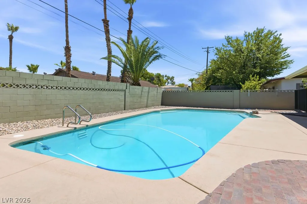 924 Niblick Drive — photo 2