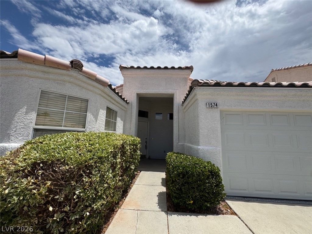 1574 Autum Hill — photo 4 of 41