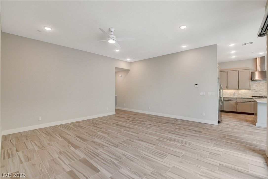 10885 Crimson Cliffs Avenue — photo 3