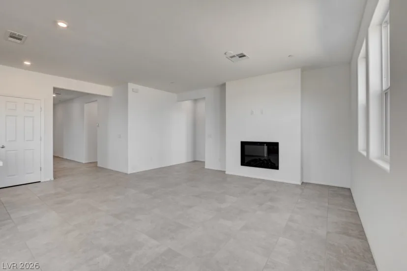 596 Hamilton Drive — photo 4 of 5