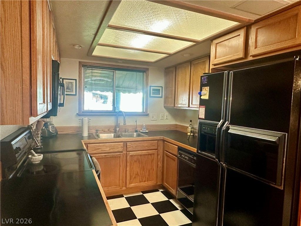 2104 Valley Drive — photo 4 of 14