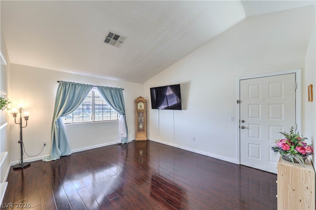 5330 Portavilla Court 203 — photo 2