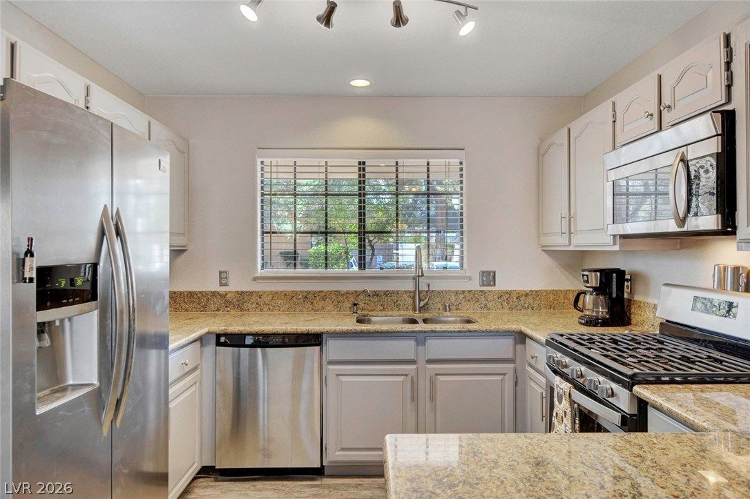 2851 VALLEY VIEW Boulevard 1016 — photo 2