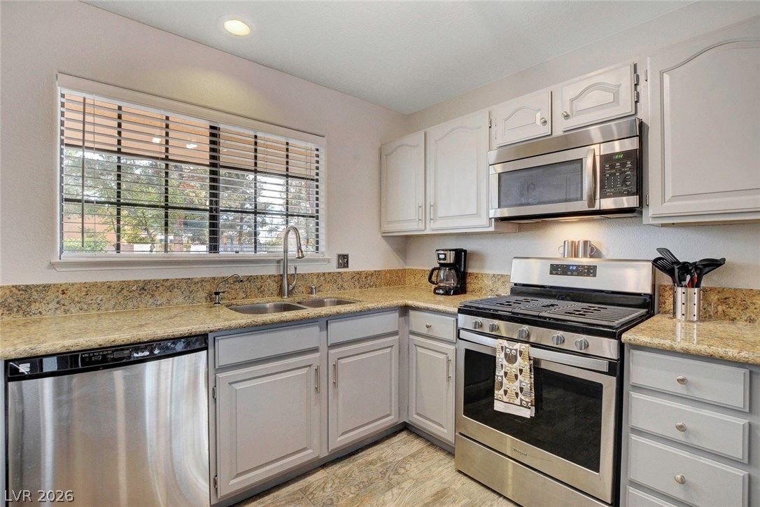 2851 VALLEY VIEW Boulevard 1016 — photo 3