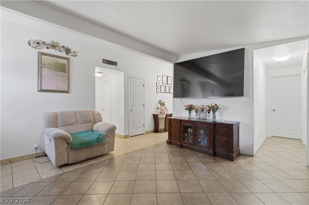 1808 Ingraham Street — photo 3