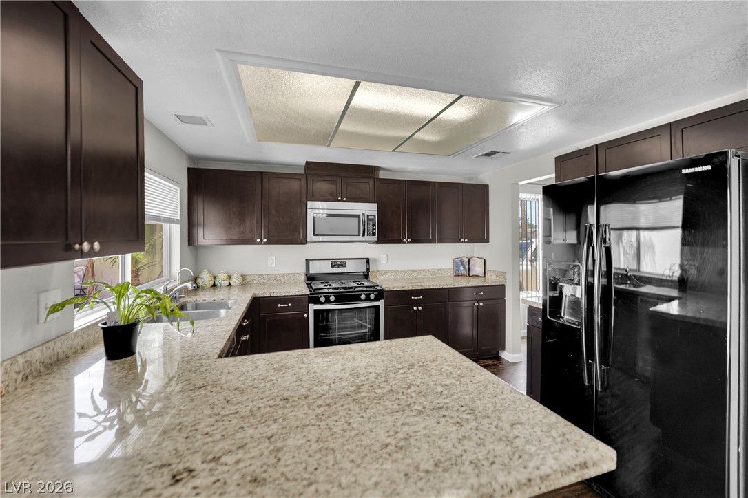 801 Greenbrook Street — photo 2