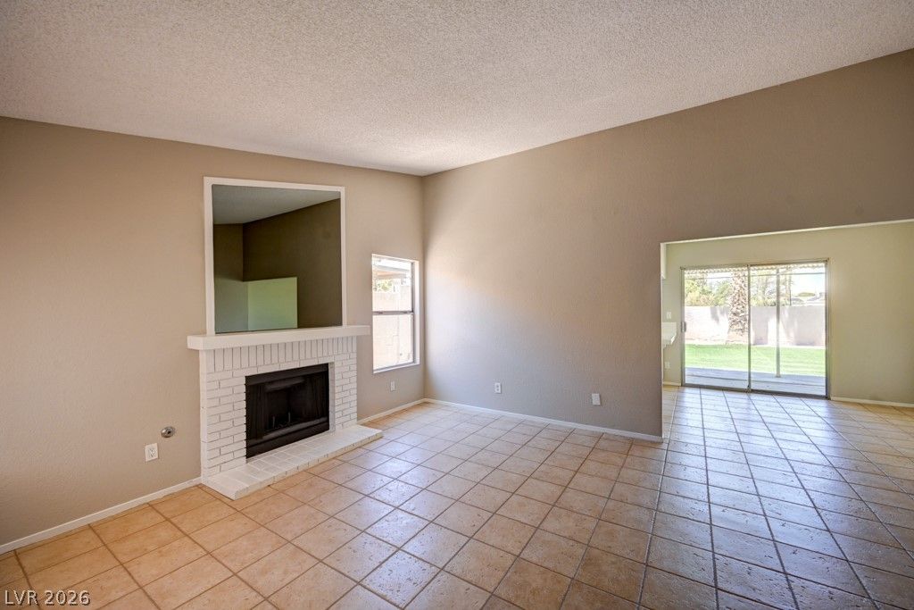 2414 Muirfield Avenue — photo 4 of 31