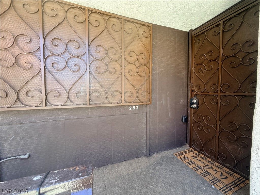 1405 Vegas Valley Drive 252 — photo 2
