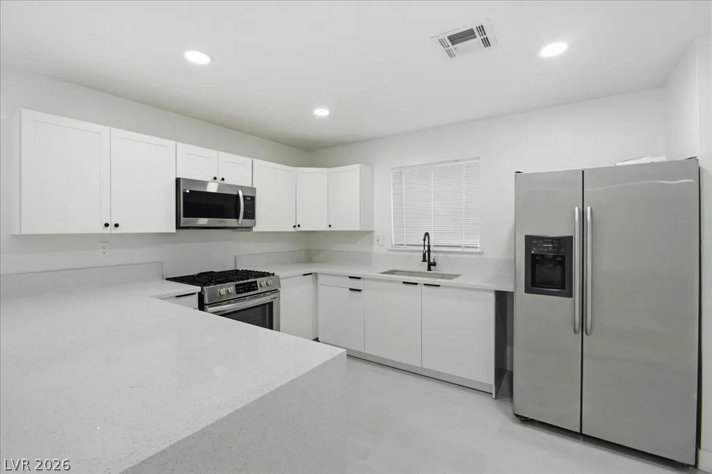 4013 Esmeralda Avenue — photo 2