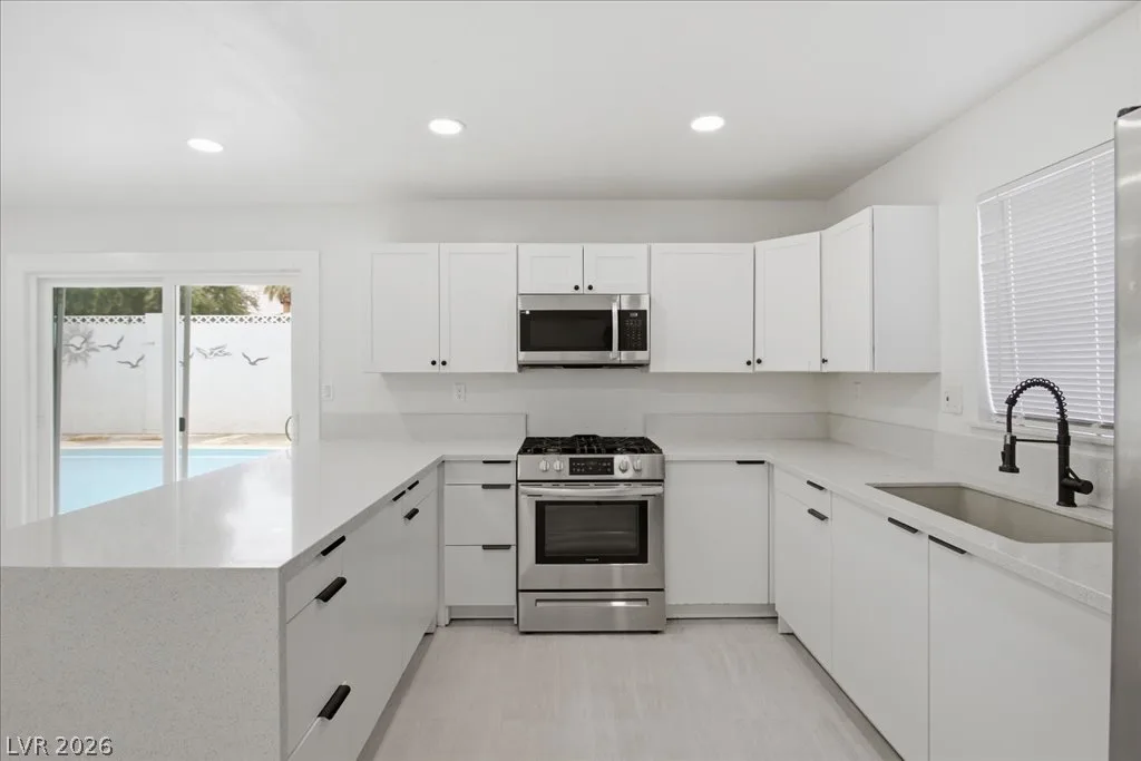 4013 Esmeralda Avenue — photo 3