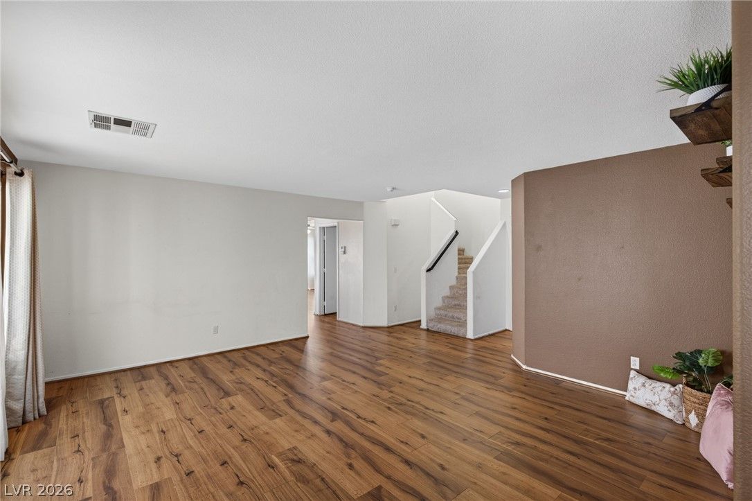 6070 STONE HOLLOW Avenue — photo 4 of 37