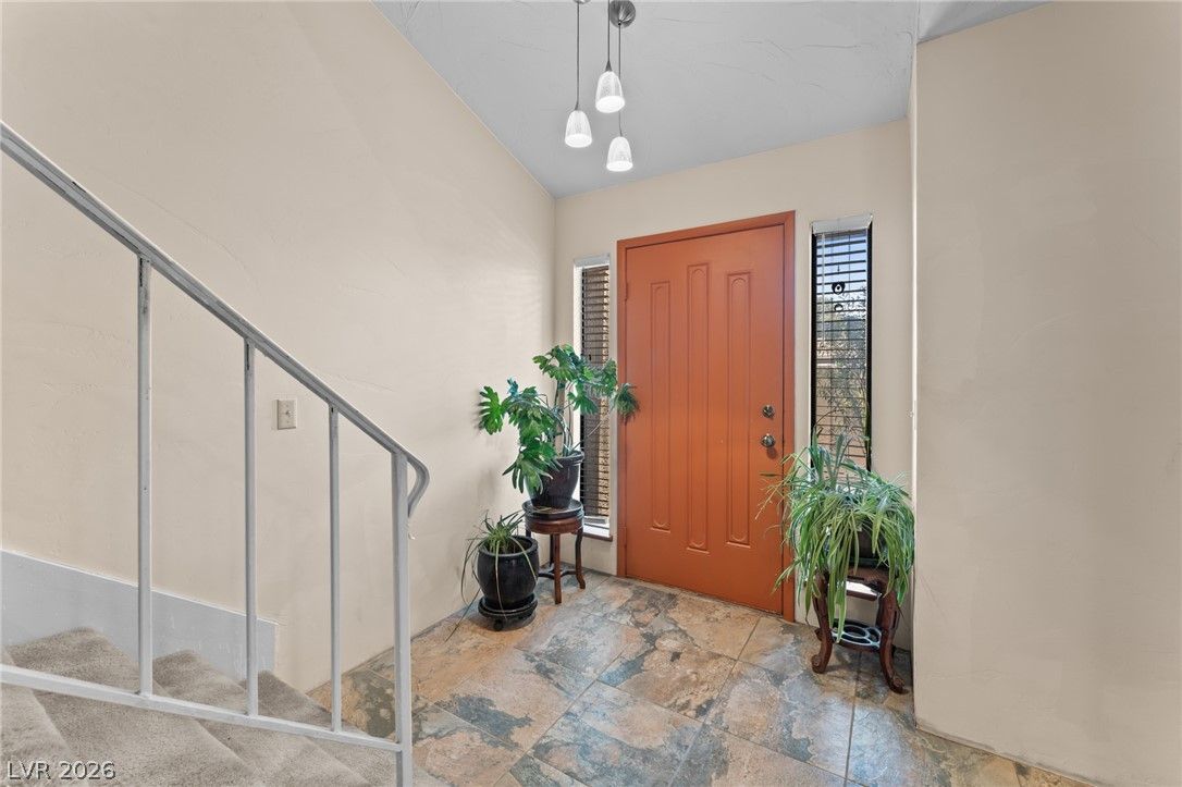 2402 Pickwick Drive — photo 2