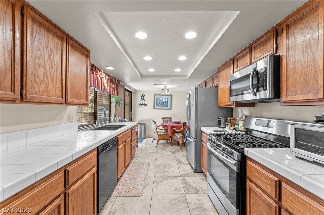 2402 Pickwick Drive — photo 5