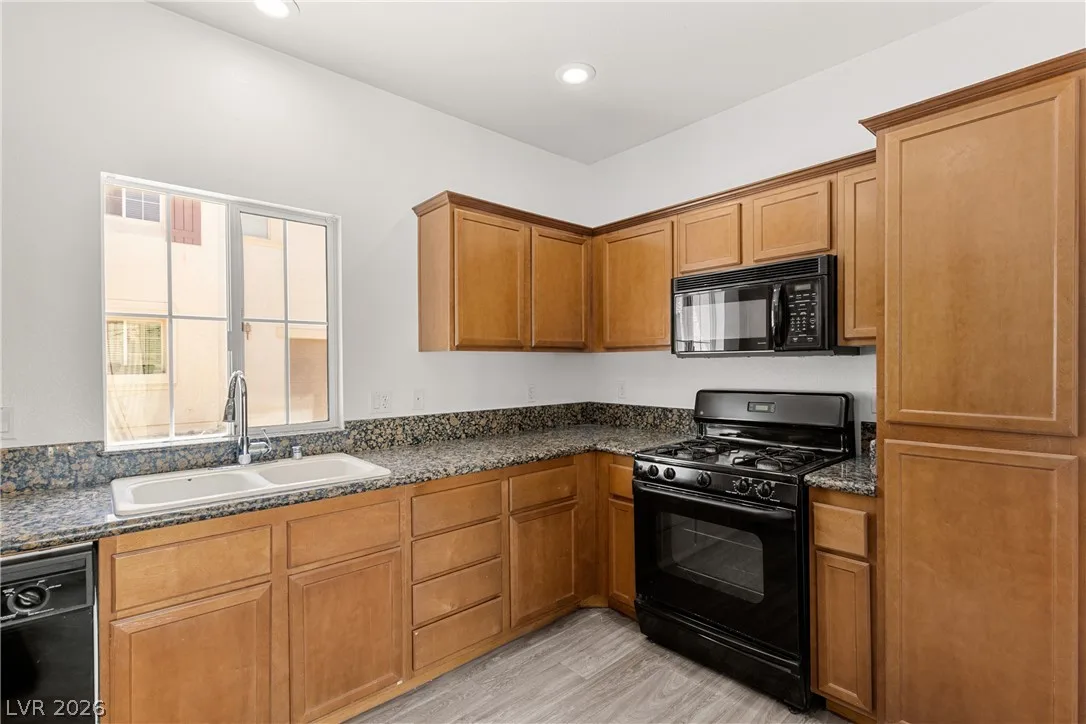 920 Shades End Avenue — photo 4 of 16