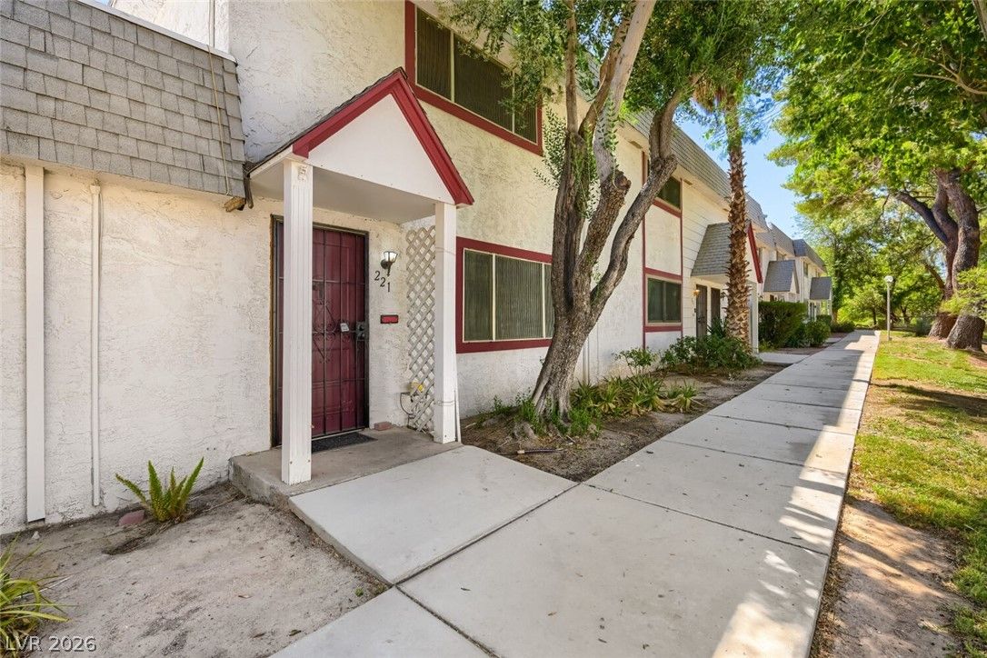 221 Pecos Way — photo 1