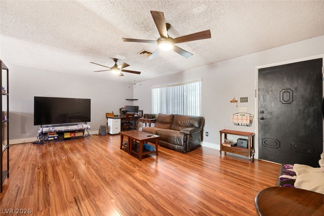 221 Pecos Way — photo 3