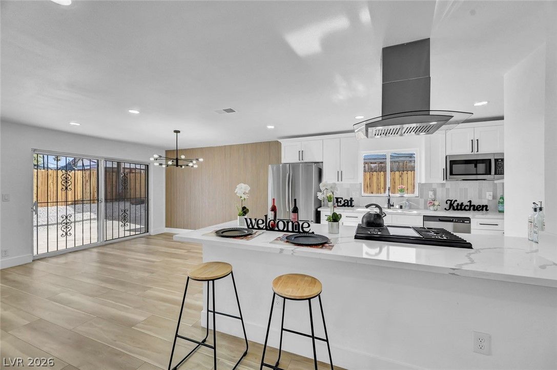 923 Laramore Drive — photo 2