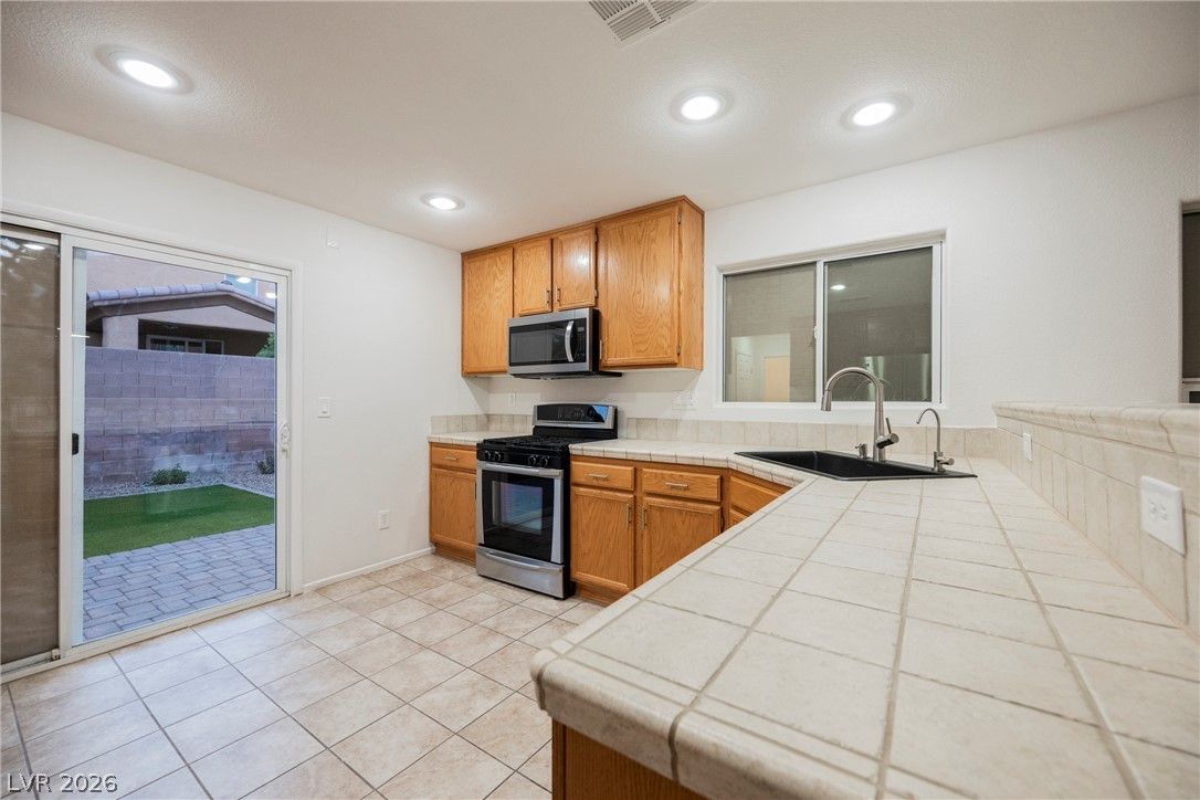 445 Royal Bridge Drive — photo 2