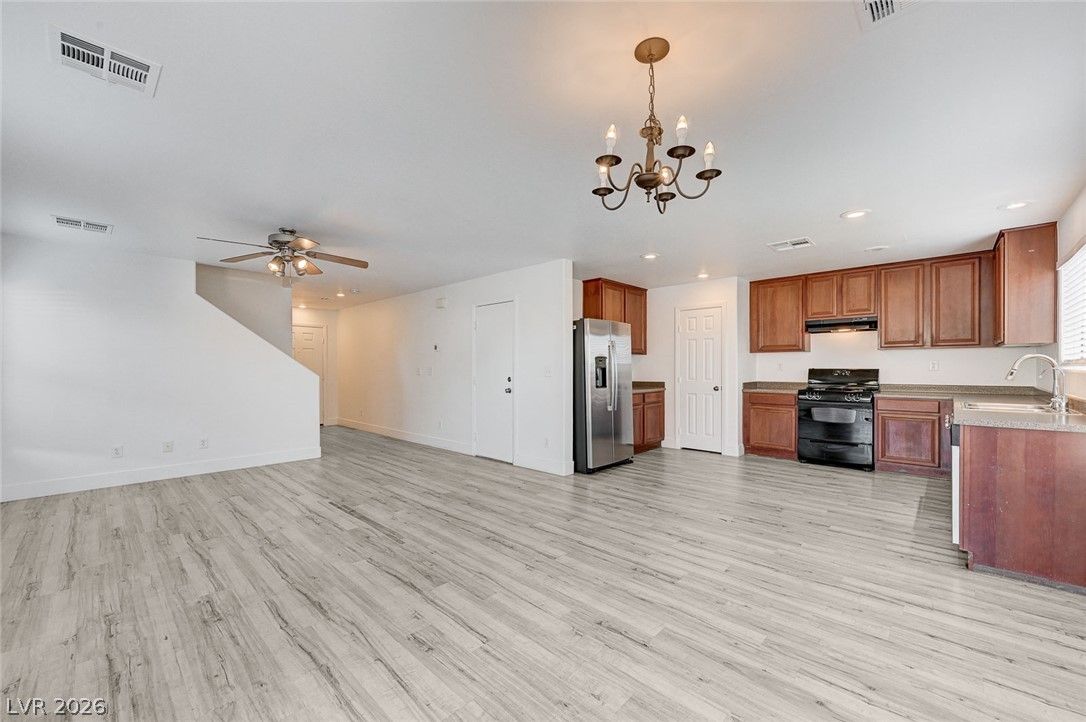 194 Gilliflower Avenue — photo 2