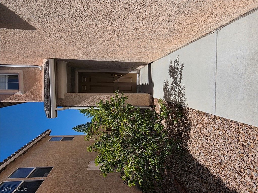 5032 Whistling Acres Avenue — photo 2