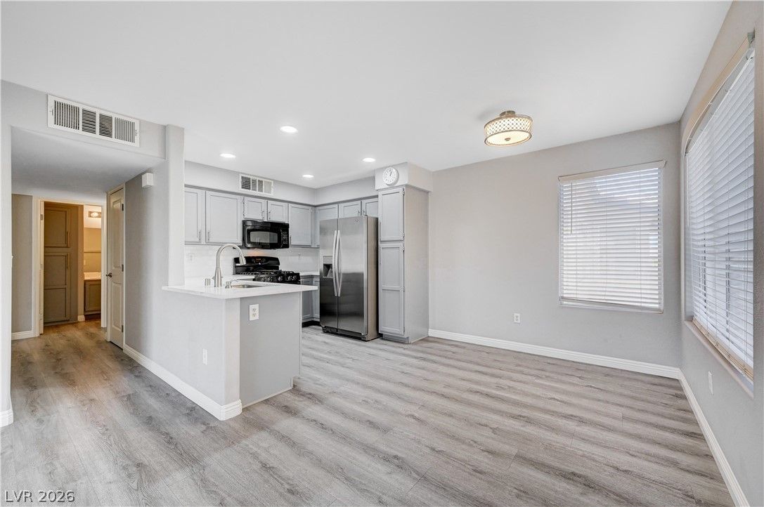 3425 East RUSSELL Road 223 — photo 4