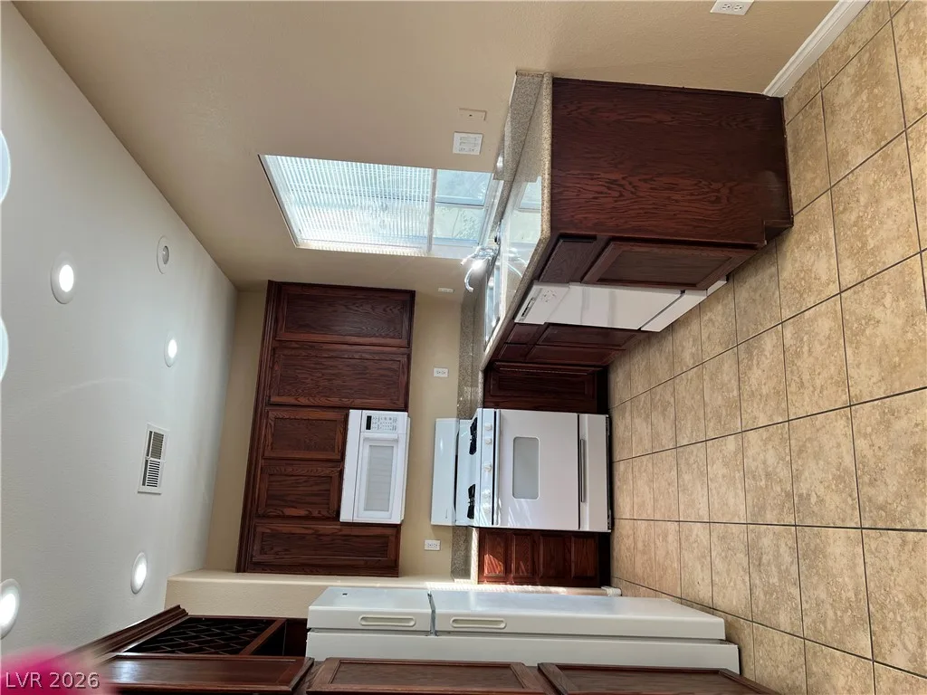 8237 Golden Flowers Street — photo 4
