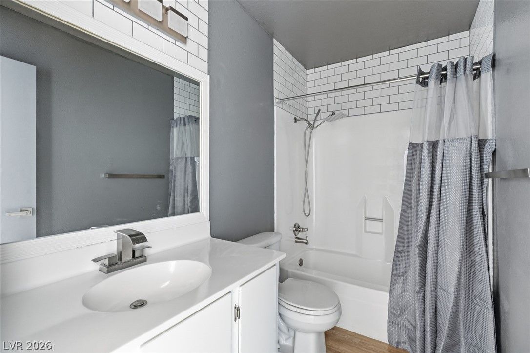 4622 Grand Drive 3 — photo 4 of 33