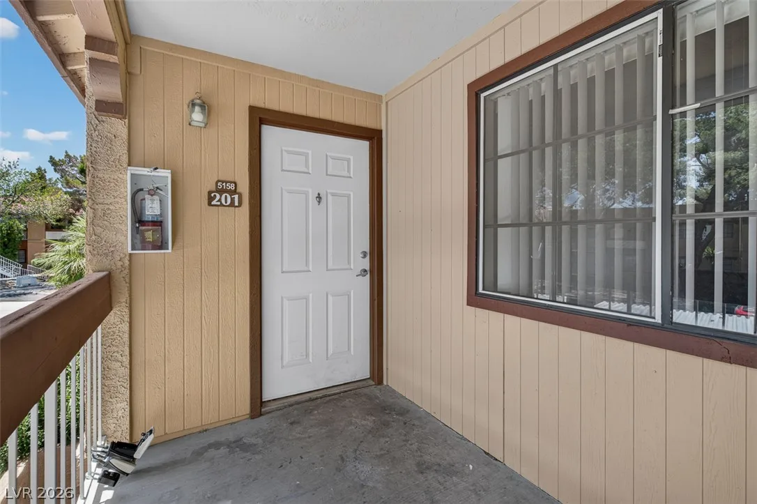 5158 South Jones Boulevard 201 — photo 2