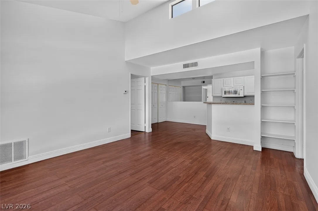 5158 South Jones Boulevard 201 — photo 3