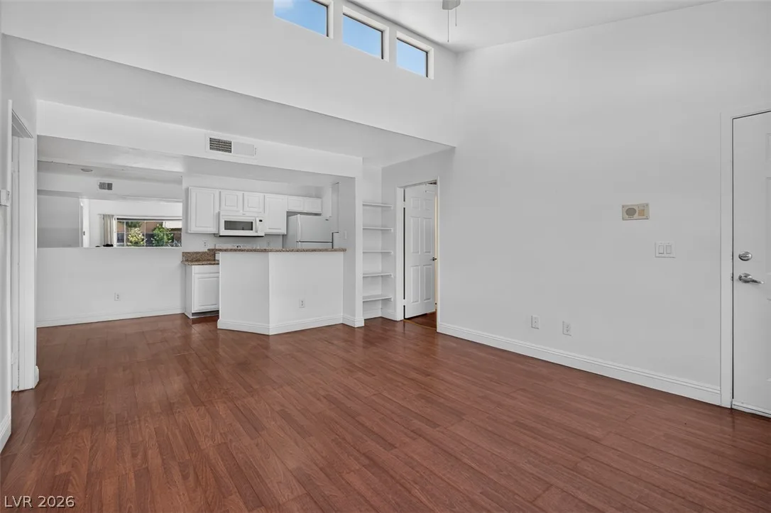 5158 South Jones Boulevard 201 — photo 4