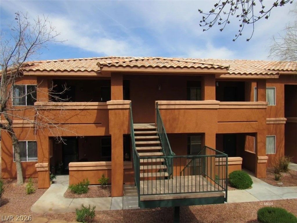 378 Colleen Court C — photo 2