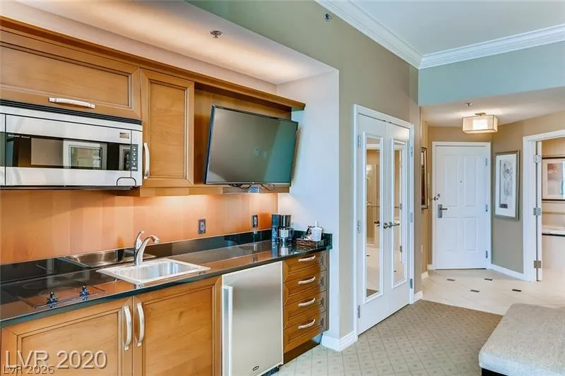 135 East Harmon 1804 — photo 3
