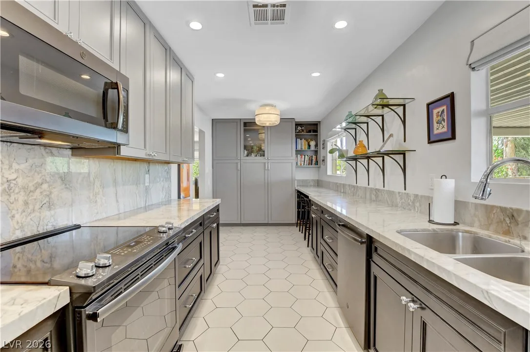 1349 Douglas Drive — photo 3