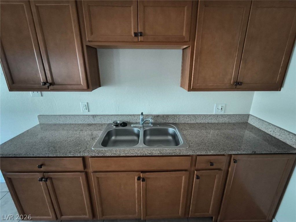504 Calcaterra Circle B — photo 4 of 11