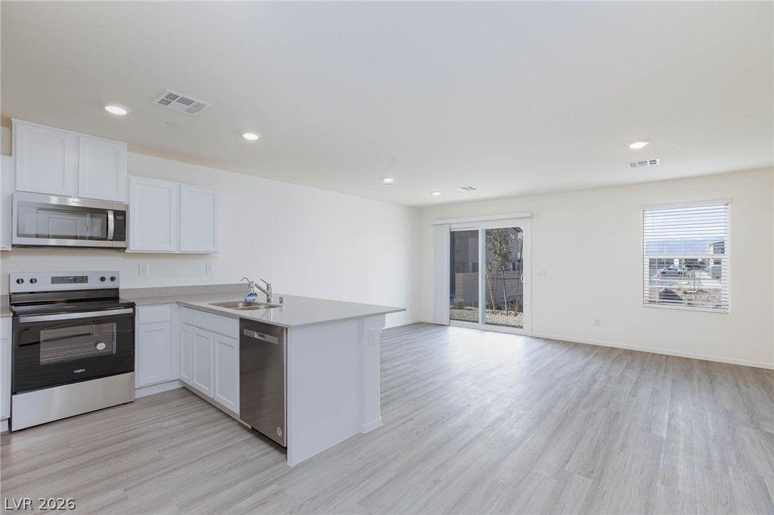 6061 Amaryllis Falls Street — photo 2