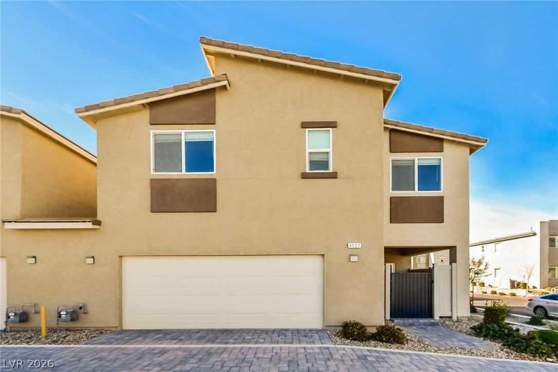 4527 Sapphire Moon Avenue — photo 1