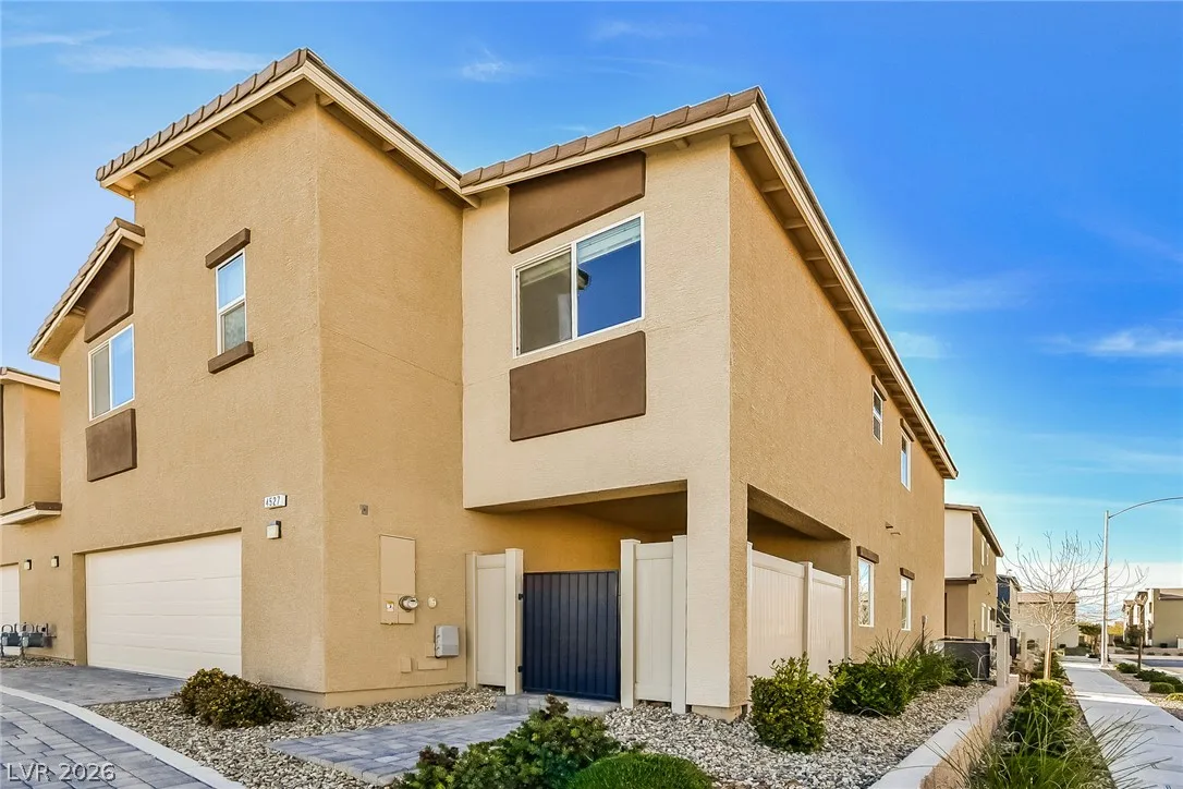 4527 Sapphire Moon Avenue — photo 2