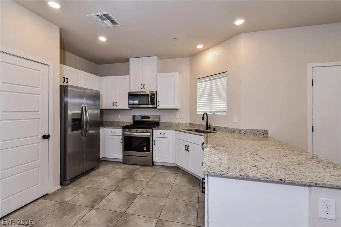4527 Sapphire Moon Avenue — photo 4