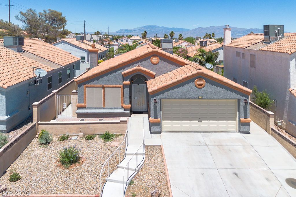 8220 James Grayson Drive — photo 2
